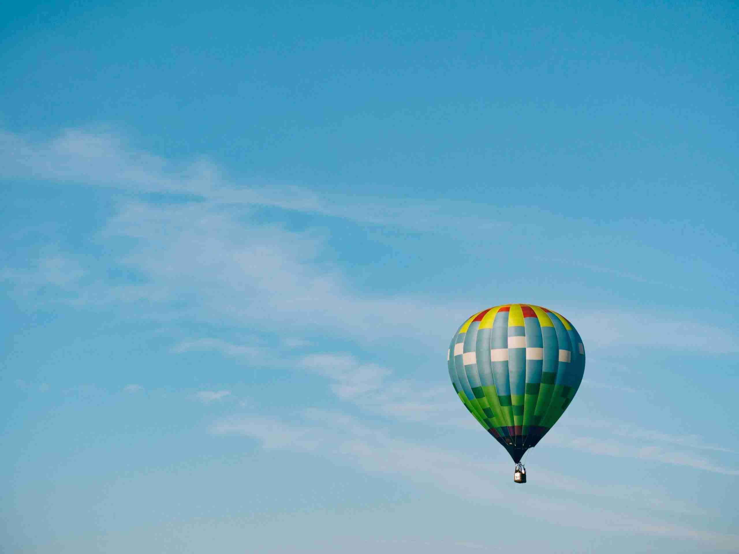 A hot air balloon rising into the sky, representing how with customer experience consulting your organisation can also rise in terms of customer experience.